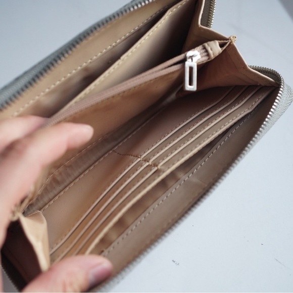Guess Wallet Zip Top Clutch Gray Logo Tan Inside Gently Used Coin Purse SO CUTE! - Picture 7 of 9